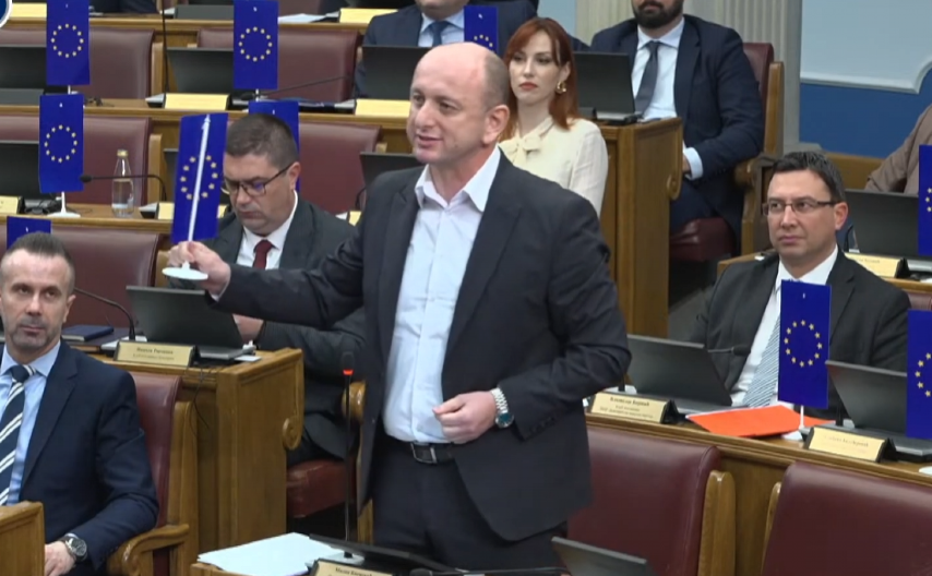 "COME BACK!" Hit u parlamentu Crne Gore