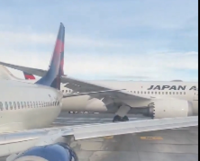 SUDARILA SE DVA AVIONA NA PISTI  Na aerodromu u Sijetlu snimljena dramatična scena (VIDEO)