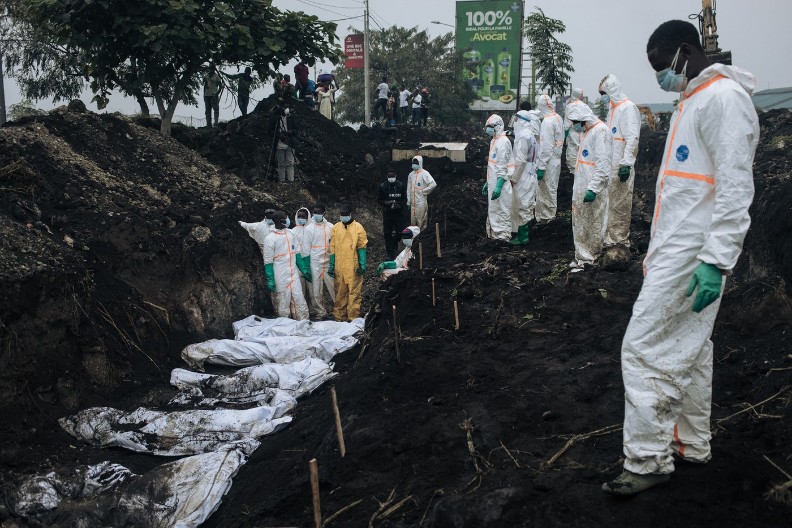 BUKTI NOVI ZASTRAŠUJUĆI RAT Opšti pokolj, mrtve trpaju u masovne grobnice (FOTO)