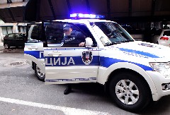 NAPAD NA ŽELEZNIČKOJ STANICI U ZEMUNU! Dve osobe pesničile tinejdžera, ODMAH HOSPITALIZOVAN!