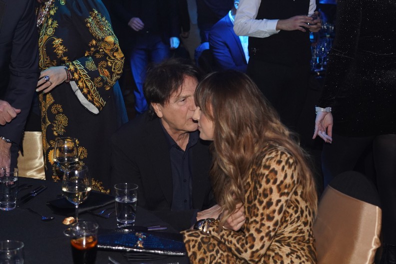 ZDRAVKO ČOLIĆ CELU NOĆ LJUBIO 23 GODINA MLAĐU PEVAČICU! Svi zanemeli od šoka! (FOTO)