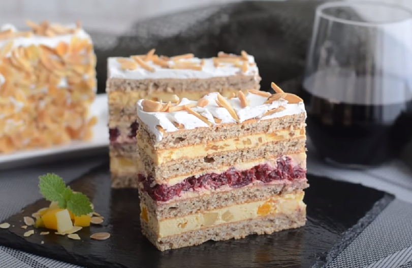 MOSKVA TORTA, NEODOLJIVA KOMBINACIJA BADEMA I VOĆA Spoj luksuza i ukusa u jednom zalogaju!