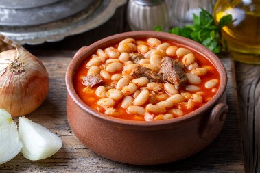 DOMAĆI KUVANI PASULJ SA REBARCIMA I KOBASICOM Tradicionalni ukus koji greje dušu!