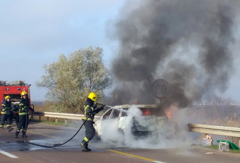 POŽAR TOTALNO UNIŠTIO AUTOMOBIL Vatra planula u Brđanima kod Čačka