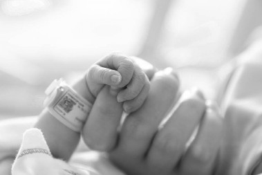 U BLOKU 9 PRONAĐENO TELO BEBE! Radnik Čistoće mislio da je lutka u kesi, hitno alarmirao policiju!