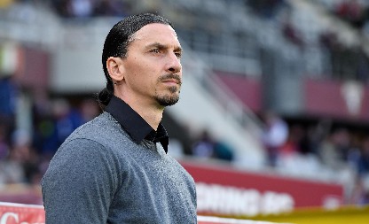 ZLATAN U SVOM STILU Ibrahimoviću se nije dopalo kako Milanov novajlija sedi - evo kako je reagovao (VIDEO)
