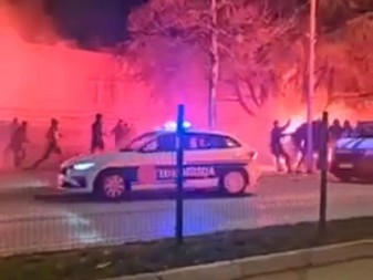 DETALJI MASOVNE TUČE GROBARA I DELIJA U NIKŠIĆU Povređeno nekoliko navijača i jedan policajac! (VIDEO)