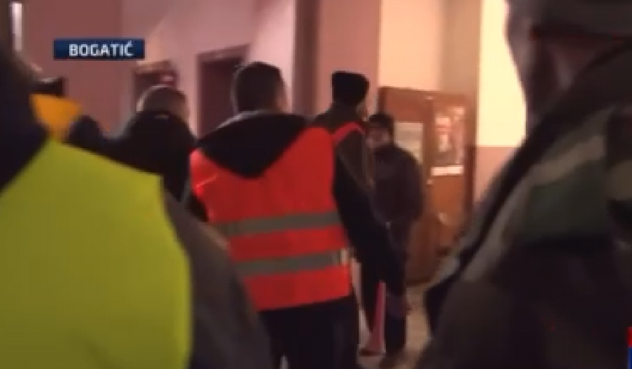 RAZVALJUJEŠ VRATA INSTITUCIJA I SILOM IZVODIŠ LJUDE... Smajlović: Nasilnički upad u Bogatiću je bio čist autogol opozicije! (VIDEO)