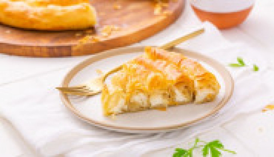 BUREK SA SIROM Savršeno se slaže sa jogurtom ili kiselim mlekom, prste da poližete