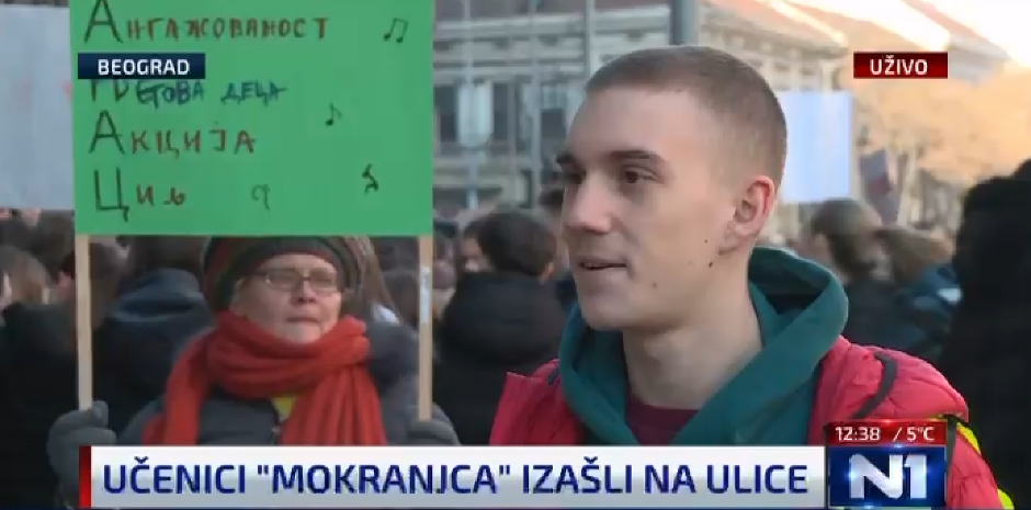 DETE, IDI UČI! Maturanti ''Mokranjca'' na ulicama: Učenik pokušao da objasni zašto nije u klupi, pa se sam ukopao! (VIDEO)