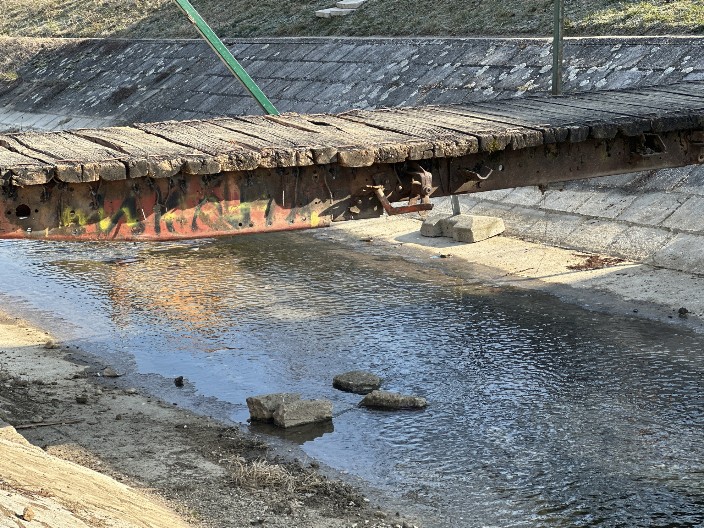 INSPEKCIJA UKLONILA MOST, ČAČANI GA VRATILI! Nesvakidašnja situacija - nikome ništa nije jasno!