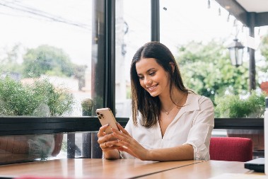VOLITE BELE KOŠULJE, ALI NE I KADA NA KRAGNI OSTAJE ŠMINKA? Žene se kunu u ovaj trik, kažu da im se to više ne dešava