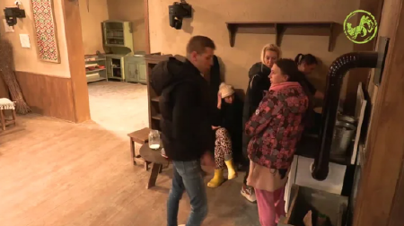 RIJALITI UČESNICA ZADOBILA OZBILJNU POVREDU! Kuka na sav glas, jedva se drži od bolova, pometnja na imanju!