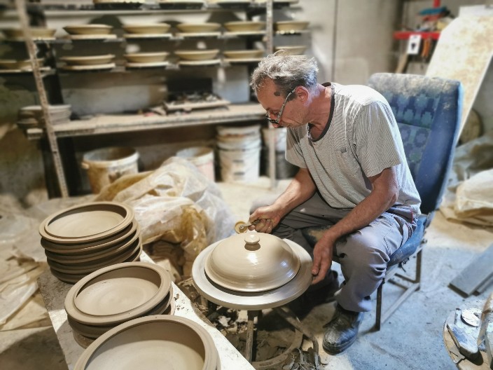 ZA OVO MALO SELO U SRBIJE ČUO JE CEO SVET Dragoslav je majstor svog zanata, a u njegovim amforama čuvaju se najskuplja vina