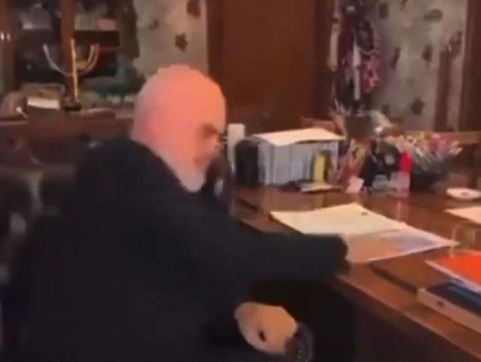 EDI RAMA U NERVNOM SLOMU Treska, baca, kamera sve snimila - UHAPSILI MU DRUGARA ZBOG KORUPCIJE  I STRPALI GA U ĆELIJU (VIDEO)