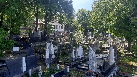 OVAJ OBIČAJ IMA POSEBNO ZNAČENJE Evo zašto se baca zemlja u grob