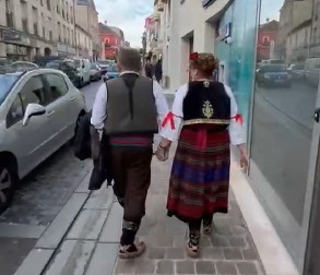 SRPSKA SVADBA U PARIZU ODUŠEVILA EVROPU Boban i Ksenija se venčali u narodnoj nošnji, trubači i kolo ukrasili ceremoniju