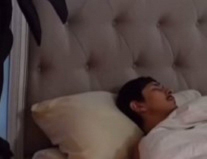 AU, BRE, PA DA LI JE OVA ŽENA NORMALNA? Supruga priredila mužu HOROR iznenađenje, kad je otvorio oči umalo se onesvestio od šoka! (VIDEO)