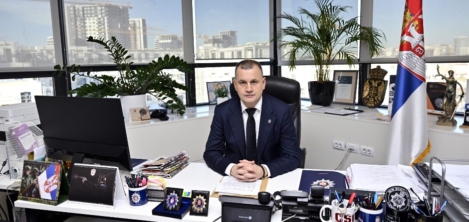 ONI SU UHAPŠENI ZBOG SUMNJE NA KORUPCIJU  Njih 13 se sumnjiče da su uzeli više od dva miliona evra, a poternica se raspisuje za Vladimirom