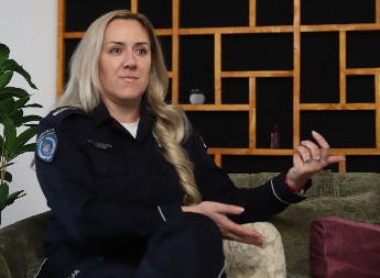 "HALO, POLICIJA, NEKA MI LJUBAVNICA VRATI MUŽA!" Potporučnik policije Tanja Šaponjić o zanimljivim i ozbiljnim pozivima na broj 192
