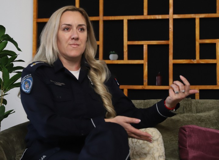 "HALO, POLICIJA, NEKA MI LJUBAVNICA VRATI MUŽA!" Potporučnik policije Tanja Šaponjić o zanimljivim i ozbiljnim pozivima na broj 192