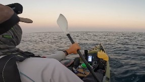 MIRNO PECAO NA OBALI, A ONDA JE PRIMETIO JEZIVU SENKU U VODI Morsko čudovište krenulo da ga napada iz sve snage, zastrašujući snimak! (VIDEO)