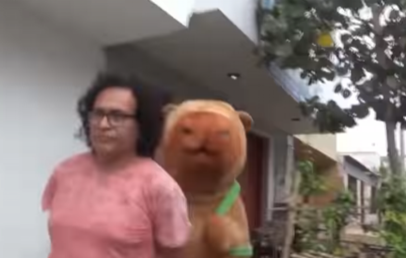 HLADAN TUŠ ZA DAN ZALJUBLJENIH, NJEGOV IZRAZ LICA SVE GOVORI...  Diler očekivao poklon, a onda mu je lisice stavila "kapibara"!(FOTO/VIDEO)