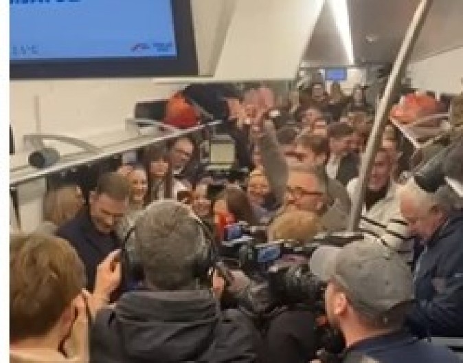 ZAPEVAO I MINISTAR MALI: U vozu za Sremsku Mitrovicu ori se pesma Baje Malog Knindže (VIDEO)