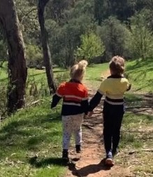 SLIKALA DECU U ŠETNJI, NE SLUTEĆI DA IH IZA VREBA ČUDOVIŠTE Kada je videla detalj na fotografiji, umalo se onesvestila od šoka!