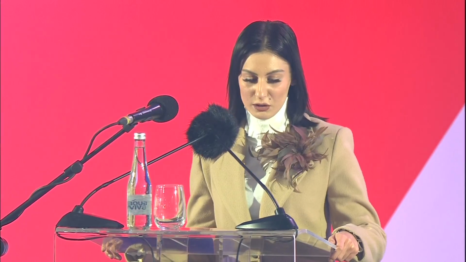 STUDENTKINJA PODRŽALA VUČIĆA "Neka nas ovaj dan inspiriše da pratimo našeg predsednika Vučića na putu prosperiteta"