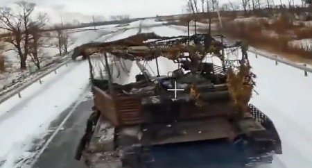 SCENA KAO IZ "POBESNELOG MAKSA" Tenk divlja po drumu u Kursku, a onda ga sustiže ruska letelica (VIDEO)