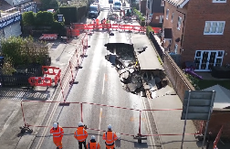 NASTALA OGROMNA RUPA POSRED PUTA, LJUDI U PANICI! Stanovništvo evakuisano, strahuje se od eksplozije (VIDEO)