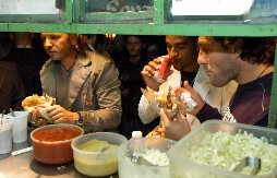 KULTNA FOTOGRAFIJA KOJA ĆE SE PREPRIČAVATI Da li znate gde su Siniša Mihajlović, Dejan Stanković i zvezde Intera jele pljeskavicu u Beogradu? (FOTO)