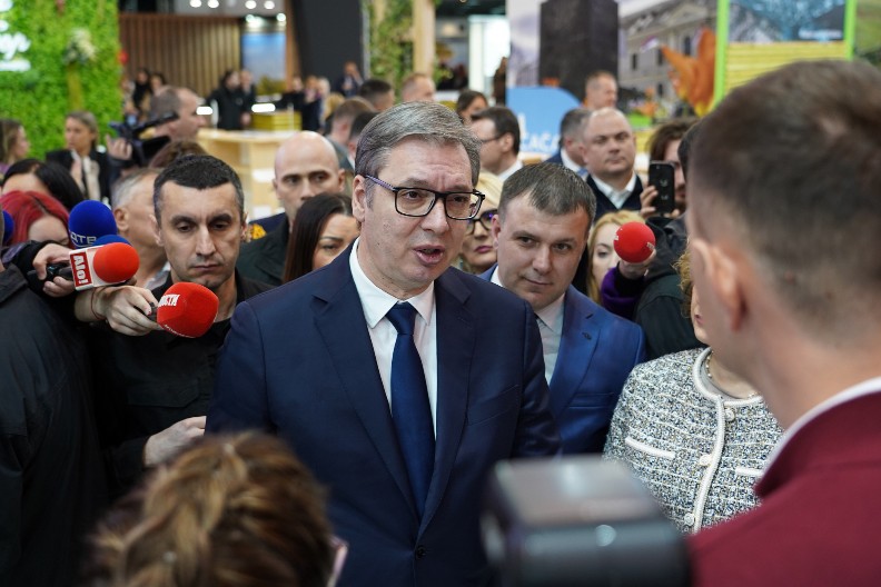 BESPLATAN PREVOZ I UDŽBENICI U NIŠU Vučić: Odluka će uskoro biti doneta