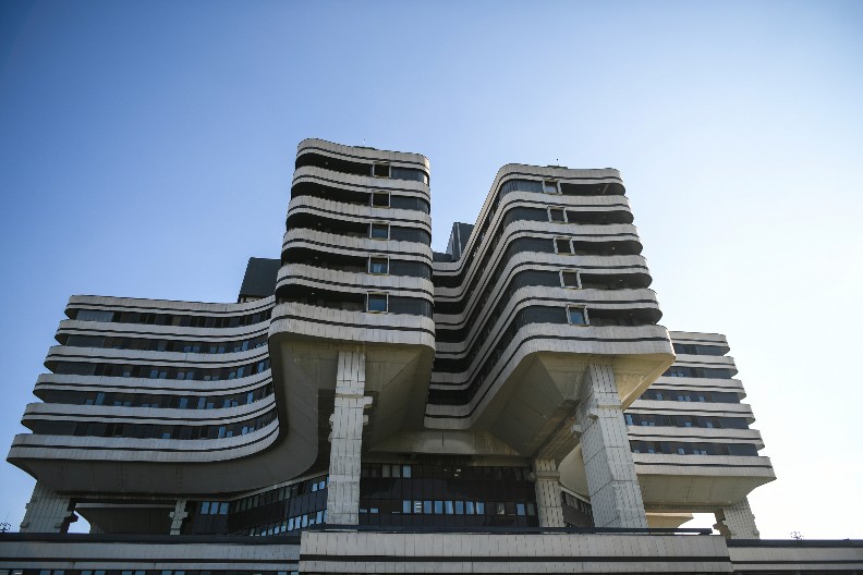 ODREĐEN PRITVOR NAČELNICI TOKSIKOLOGIJE NA VMA: Osumnjičena za proneveru vrednu više od 3 miliona dinara!