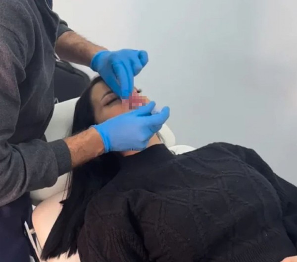 ŽENA NAŠEG PEVAČA U BOLNIČKOM KREVETU! Usnimila se i otkrila o čemu je reč (FOTO)