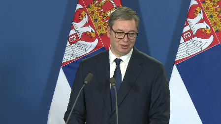 Vučić pokazao medalje i poklone koje je dobio „Najdraža zastava kojom se ogrnuo u UN“