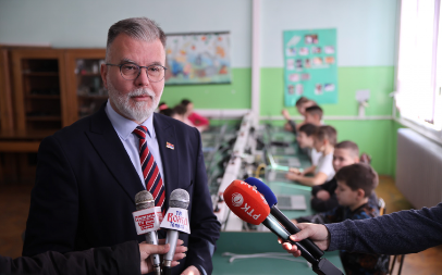 MINISTAR RISTIĆ: Ne treba da decu kontaminiramo politikom