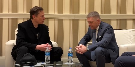 FICO OSTAVIO ŠEFA NATO-A DA GA ČEKA, PA SE SASTAO SA MASKOM: Nazvao ga ministrom, hvalio gašenje USAID-a