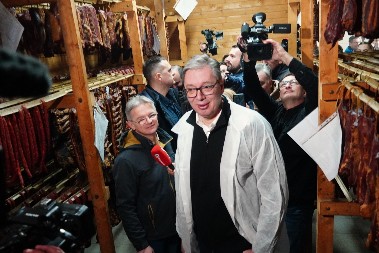 VEROVATNO VAM NIJE LAK POSAO, ALI JE LEP Vučić obišao gazdinstvo u Golupcu: "Ne znam šta ovde bolje izgleda, od slanine, preko kobasica, do čvaraka, koje ću morati i sam da probam!"