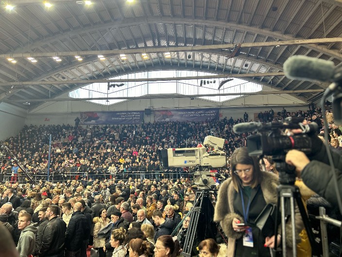 POŽAREVAC ČEKA VUČIĆA: Masa ljudi u Sportskom centru (VIDEO)