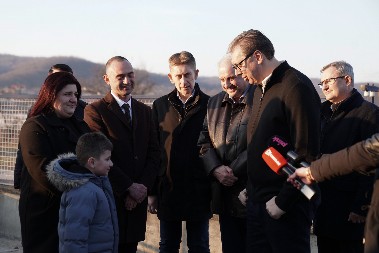 SVE VIŠE LJUDI SE VRAĆA U SRBIJU Vučić u poseti domaćinu u Carevcu: "Država će gledati da pomogne"