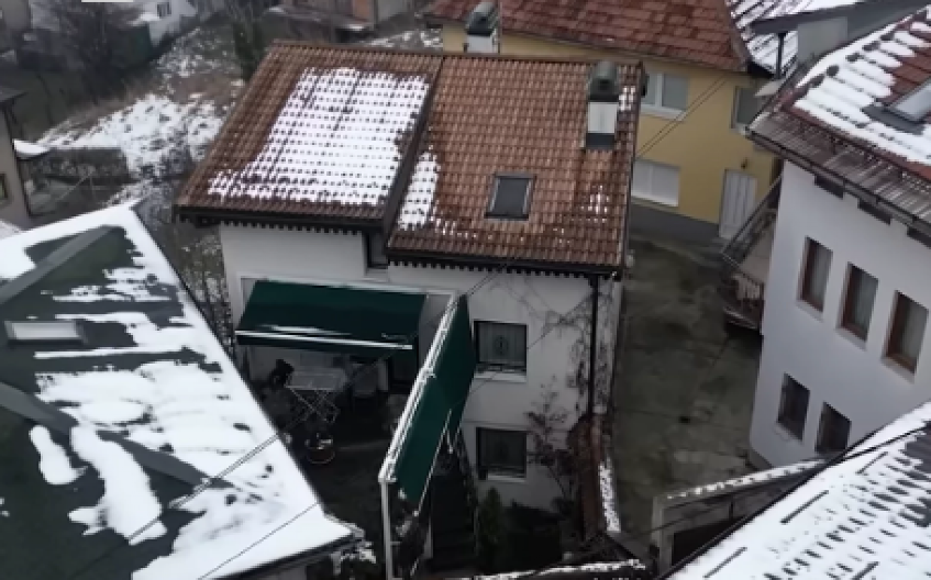 IMA MILIONE, A ŽIVI U SKROMNOJ KUĆI! Niko ne može da poveruje da je ovo dom poznatog pevača!