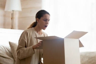 NARUČILA TORBICU SA TEMU-A, A KAD JE OTVORILA PAKET, POZELENELA JE OD MUKE  Noćna mora svake žene se upravo obistinila!