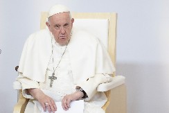 "TRAMP JE OBAVEŠTEN..." Bela kuća: Američki predsednik se moli za oporavak pape Franje