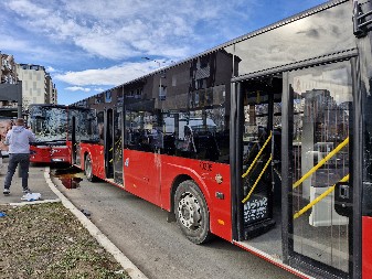 MORTUS PIJAN SE TETURAO I PAO TIK PRED TOČKOVE! Vozač BUSA zakočio dok je pijanac BIO U LETU!
