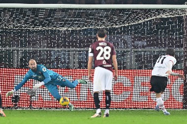 NAJBOLJI IGRAČ TORINA JE GOLMAN Trener Milana se poklonio Vanji