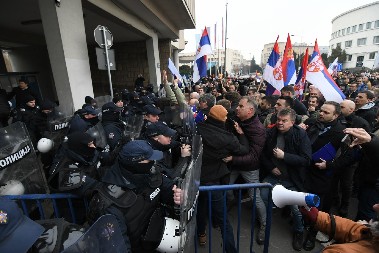 UŽAS! Petorica policajaca povređena u Novom Sadu, jezivo nasilje opozicije!