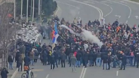 TOPOVSKIM UDARIMA NA POLICIJU Opozicija ih gađala jajima, brašnom, farbom! Užasno nasilje u Novom Sadu! (VIDEO)