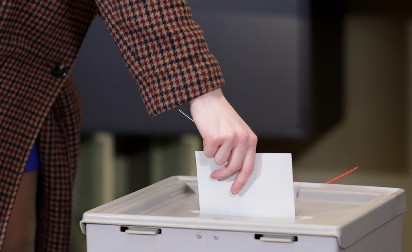 EVROPSKA UNIJA SADA TREBA DA SE POKRIJE UŠIMA I ĆUTI, NAROČITO PRED SRBIJOM! Evo ko je našoj zemlji želeo da drži pridike o izborima!